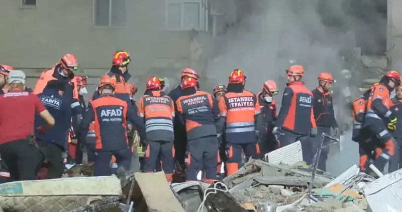 Maltepe’de çöken binada 5 kişi hayatını kaybetti; enkaz kaldırma çalışmaları sürüyor