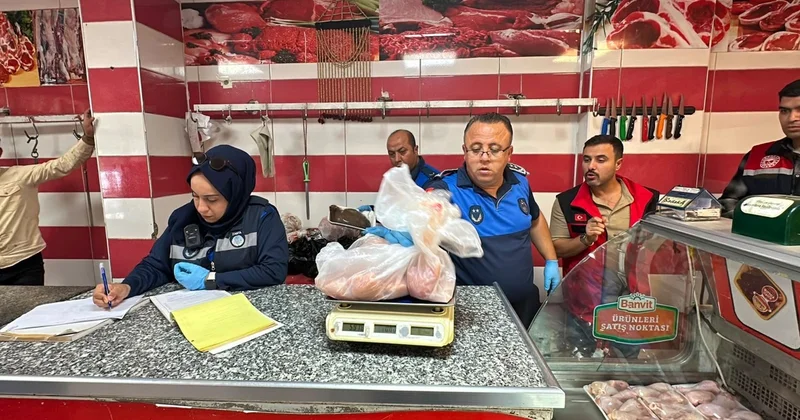 Şanlıurfa Haliliye de denetimde 170 kilo bozuk et imha edildi, işletmeler mühürlendi