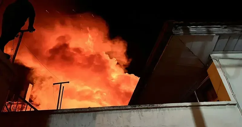 Yanan evini izlerken fenalaşıp, hastanede hayatını kaybetti