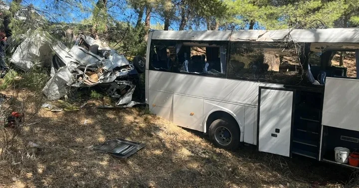 Aydın da korkunç kaza! Tur otobüsü ile minibüs çarpıştı: 2 kardeş hayatını kaybetti, 9 yaralı