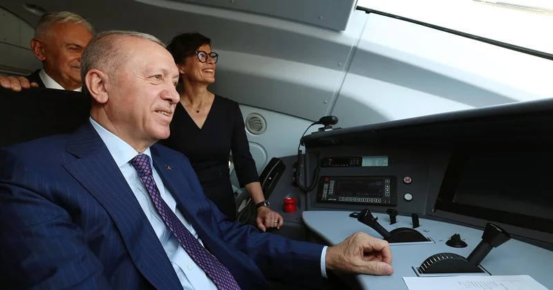 Cumhurbaşkanı Erdoğan vatman koltuğuna oturdu! Hızlı treni bizzat kullandı