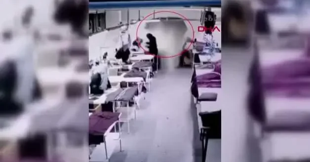Zeytinburnu’nda dehşet anları: Yıkılan binanın betonu yan atölyeyi delip geçti!