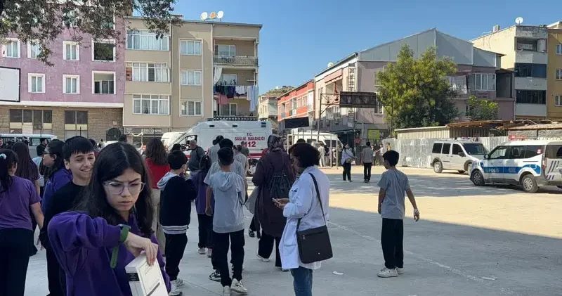 Ortaokulda 12 öğrenci zehirlenme şüphesiyle hastaneye kaldırıldı