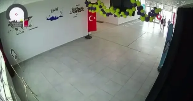 Minik yürekte kocaman vatan sevgisi: Oyunu bırakıp Türk bayrağını böyle öptü