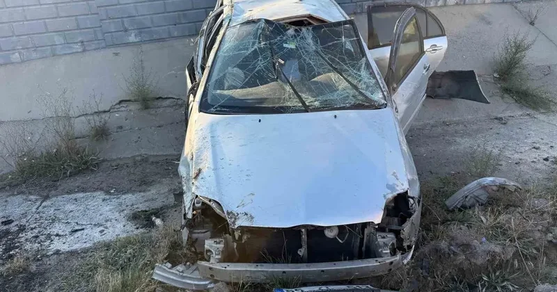 Yozgat’ta refüje çarpan otomobil devrildi, 3 kişi yaralandı