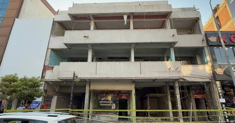 Adıyaman da ağır hasarlı binadan gelen ses ekipleri harekete geçirdi Sözcü Gazetesi