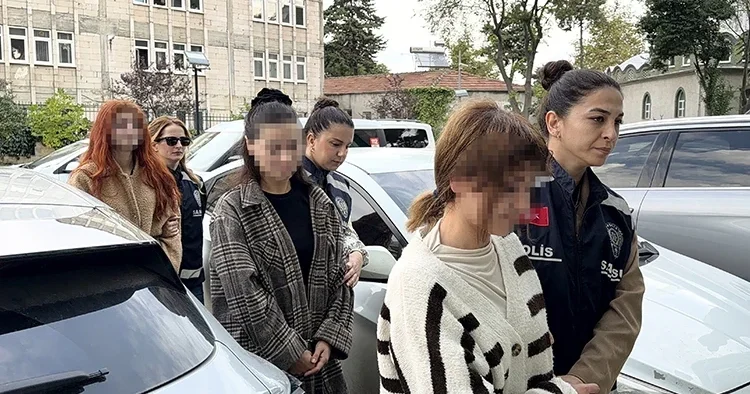Kıskançlık kavgası kamerada! Eşiyle ilişki yaşadığını öne sürdüğü kadını hastanelik ettiler