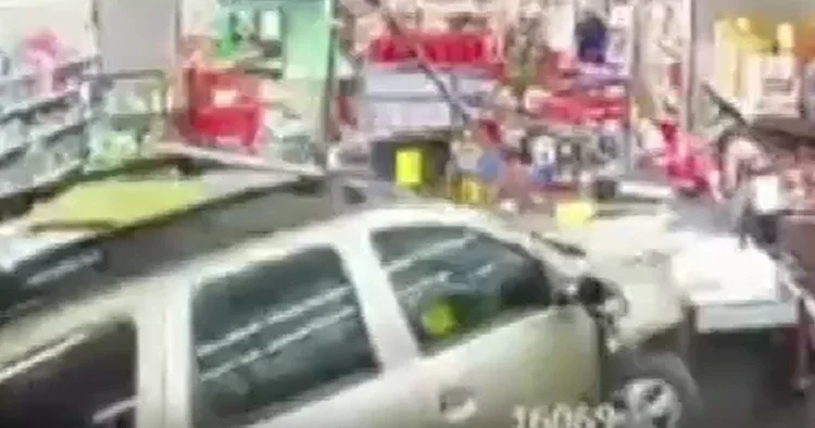 Fren yerine gaza bastı, otomobille markete daldı: O anlar kamerada