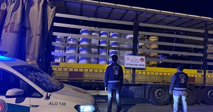 İzmir de dev kaçak tütün baskını: 125,4 milyon TL lik malzeme ele geçirildi