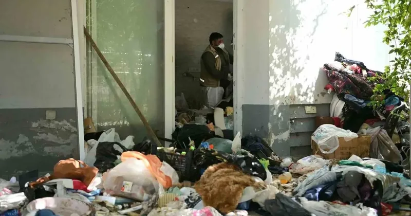 Kötü koku ihbarı ekipleri harekete geçirdi! 6 kamyon çöp çıktı