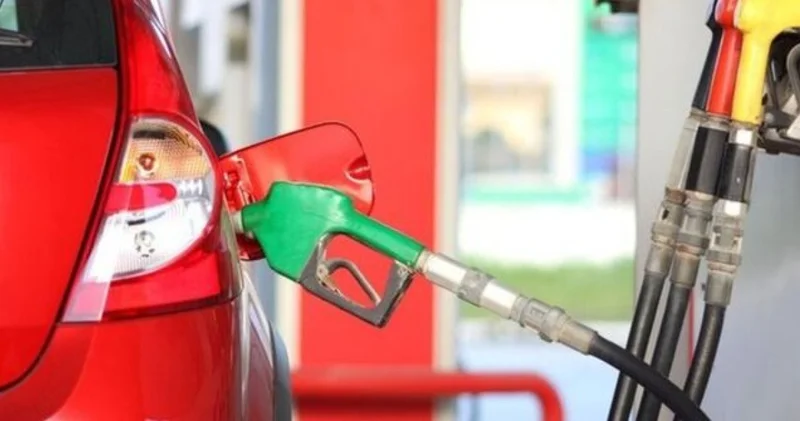 AKARYAKITTA ÇİFTE DEĞİŞİM GÜNDEMDE! Benzine indirim, motorine zam bekleniyor: Benzin ve motorin ne kadar olacak? 9 Ekim 2026 güncel akaryakıt fiyatları