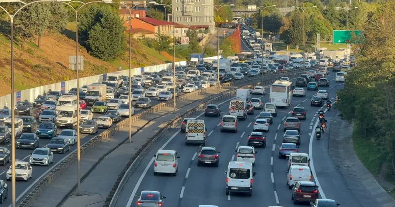 İstanbul da haftanın son iş gününde akşam trafiği yoğunlaştı Son dakika haberleri