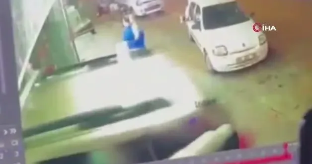 81 yaşındaki sürücü aracı yol kenarına park etmek isterken markete daldı