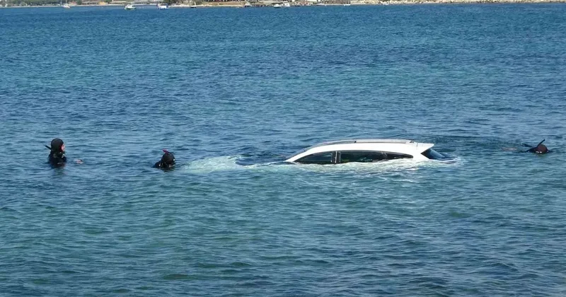 El frenini çekmeyi unuttular, otomobil denize uçtu