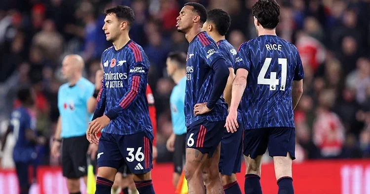 Lider Arsenal, galibiyeti 90+4 te kaçırdı!