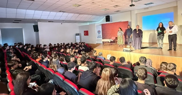 Mersin de madde bağımlılığı konulu tiyatro büyük ilgi gördü Mersin Haberleri