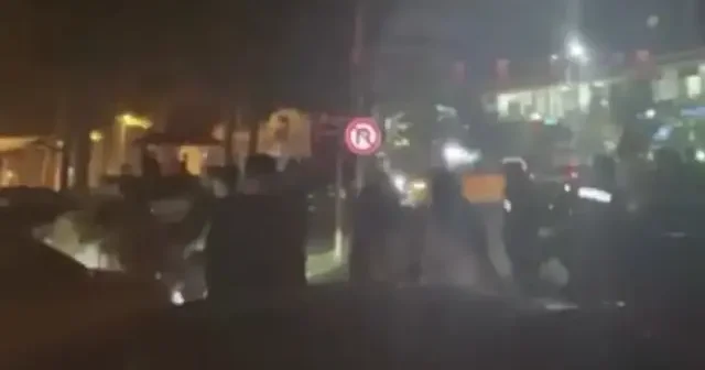 Beylikdüzü nde alkollü 2 grup ortalığı birbirine kattı VİDEO İZLE