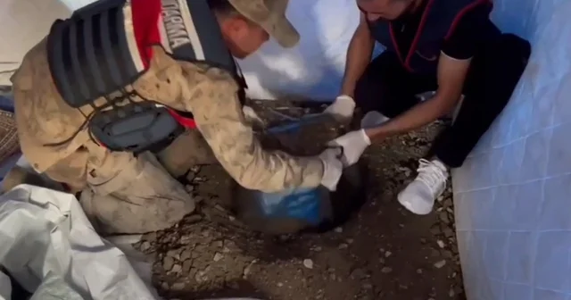 Pes dedirten uyanıklık, uyuşturucu bulunan kovayı deprem çadırının içerisinde toprağa gömdü Hatay Haberleri