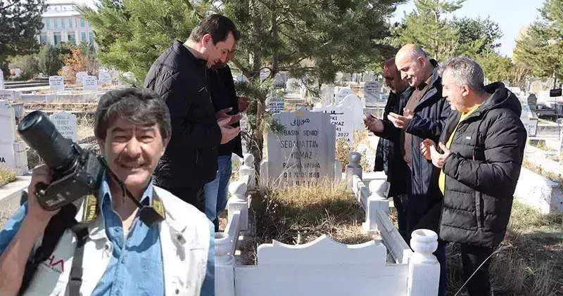 Depremde yaşamını yitiren DHA muhabiri Sebahattin Yılmaz, mezarı başında andı