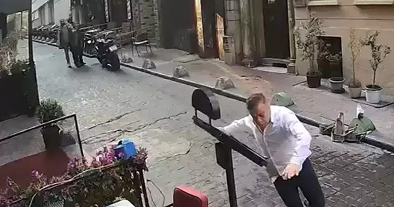 İstiklal Caddesi’nde silahlı saldırı güvenlik kamerasında; sokaktakilere kurşun yağdırdı