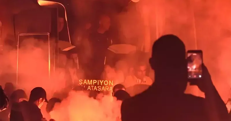 Galatasaray kafilesi Kocaeli de coşkuyla karşılandı Fanatik Spor Haberleri Video