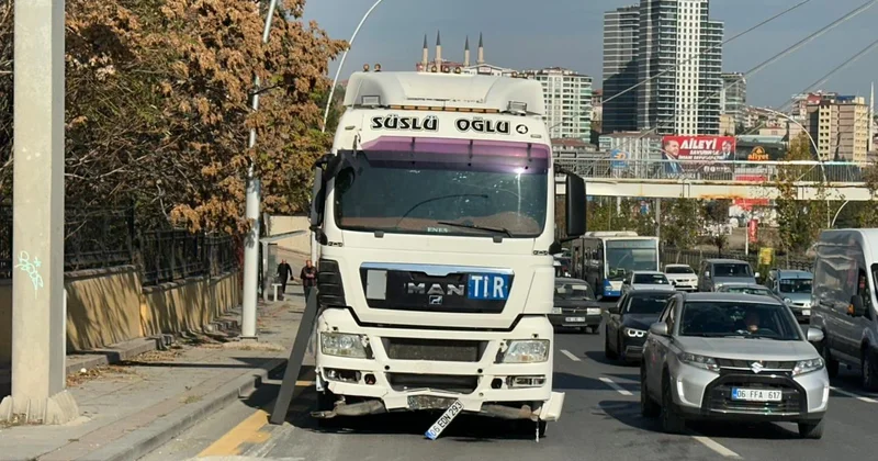 Seyir halindeki tırın dorsesi devrildi