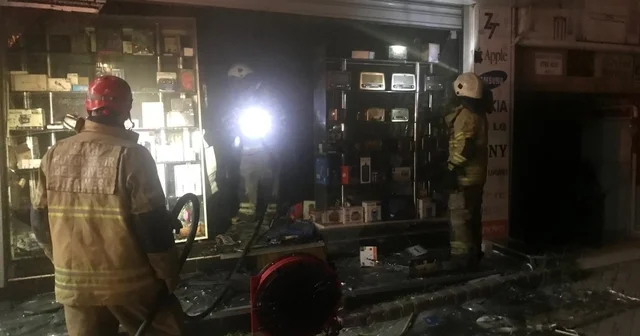 İzmir de cep telefonu aksesuar mağazasında yangın İzmir Haberleri