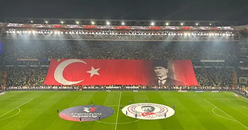Fenerbahçe Stadı’nda Atatürk için özel pankart ve tişört