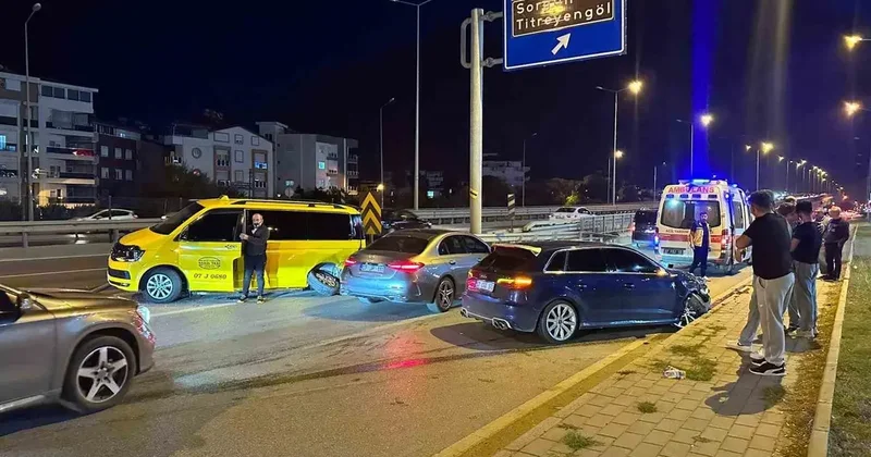 Manavgat’ta otomobil ile ticari taksi çarpıştı: 2 yaralı
