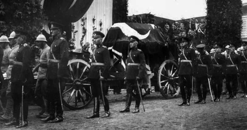 Keder, arşiv fotoğraflarında! Ulu Önder Atatürk ün ebediyete intikalinin 87.yılı Son dakika haberleri