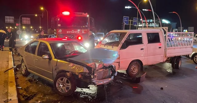 Karaman da üç araç kavşakta çarpıştı: 1 yaralı Karaman Haberleri