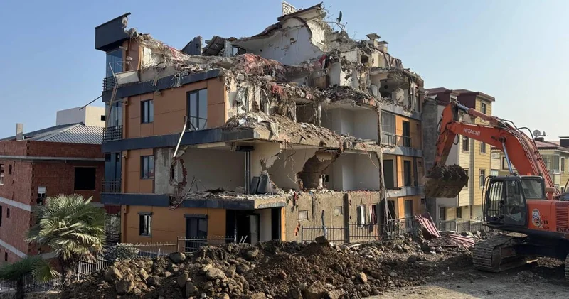 Ordu da zemin kayması nedeniyle hasar gören bina yıkılıyor