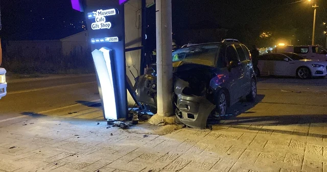 Hafif ticari araç aydınlatma direğine çarptı: 5 yaralı Kocaeli Haberleri