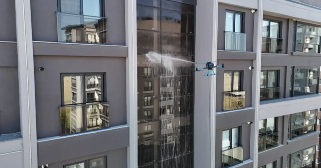 Adana da cam temizliğine yeni soluk: Dronlar camcı oldu Adana Haberleri