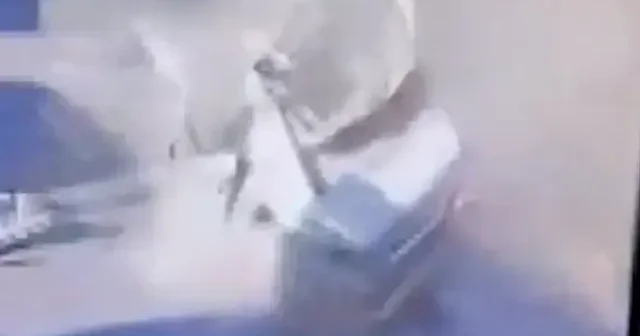 Nevşehir de refüjdeki ağaca çarpan otomobil ikiye bölündü VİDEO İZLE