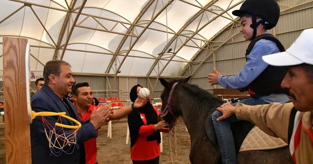 Özel özel ihtiyaç sahibi çocuklara atla terapi Şanlıurfa Haberleri