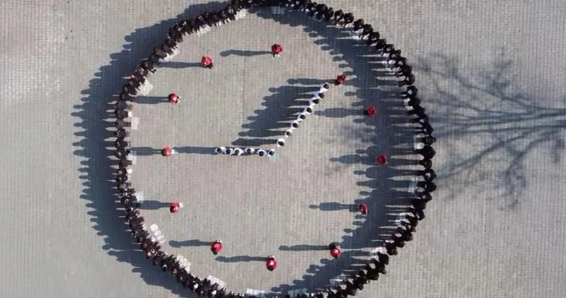 Kars ta ilkokul öğrencilerinden saat 09.05 koreografisi