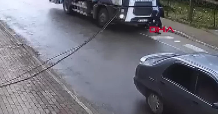 Belediye işçisinin feci ölümü kamerada! Arkadaşının kullandığı kamyonun altında kaldı