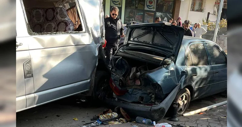 Freni tutmayan kamyon park halindeki 4 aracı biçti