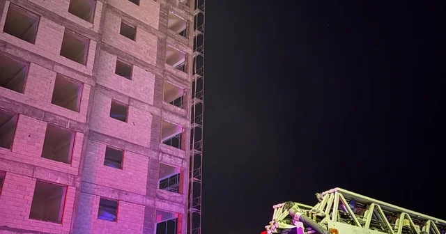 İntihara kalkışan kadını polis ikna etti İntihar etmek isteyen kadın inşaatın 14 üncü katına çıktı Kayseri Haberleri