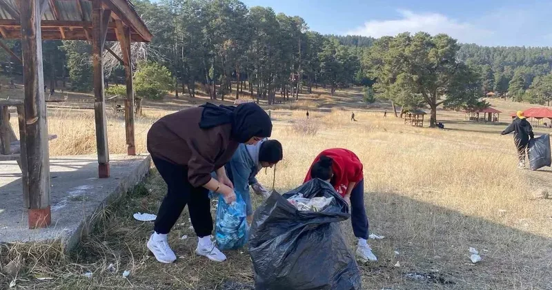 Sarıkamış’ta öğrenciler poşet poşet çöp topladı