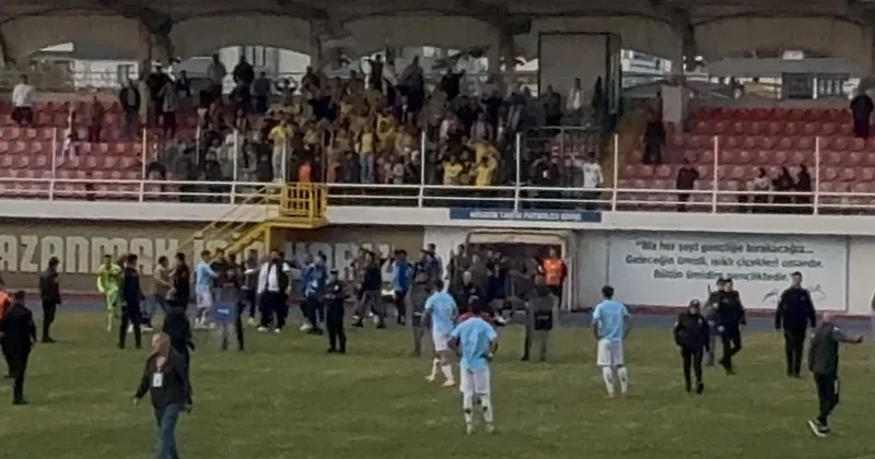 3. Lig maçında taraftar bıçakla sahaya daldı Sözcü Gazetesi