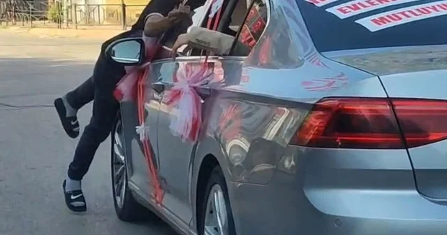 Gelin aracının önünü kesti, 50 TL aldı, beğenmedi Adana da gelin arabasının önünü kesip para isteyen bir kişinin, verilen 50 TL yi beğenmeyip aracın kaputunda bir süre gitmesi dikkat çekti Adana Haberleri