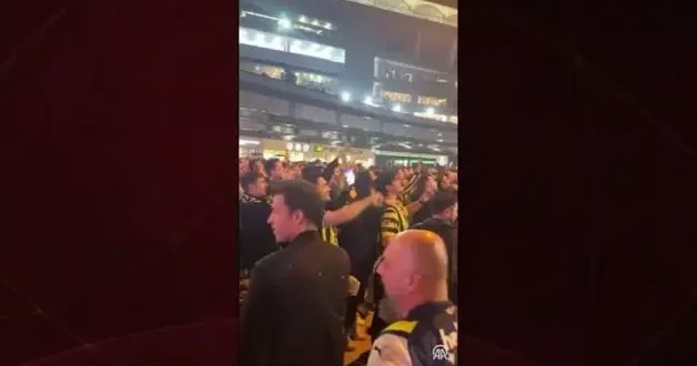 Fenerbahçeli taraftarlar, Galatasaray ın mağlubiyetini kutladı