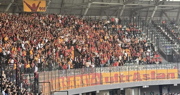 Galatasaray taraftarından Selçuk İnan tezahüratı