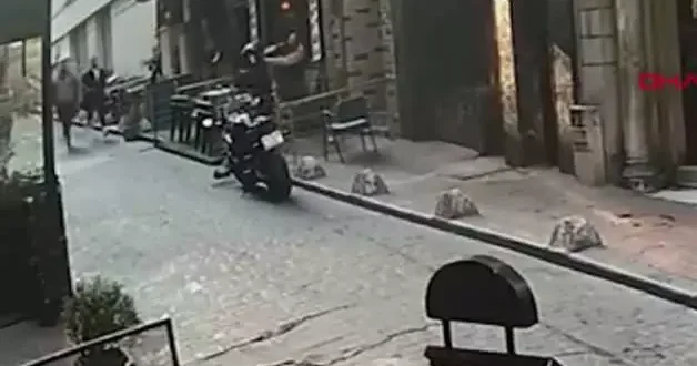 Önüne gelene kurşun yağdırdı! İstikal caddesindeki dehşet anları güvenlik kamerasında