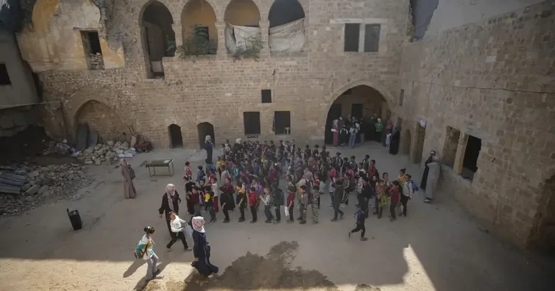 Gazze de umutlandıran görüntüler! Ateşkesin ardından çocuklar okula döndü