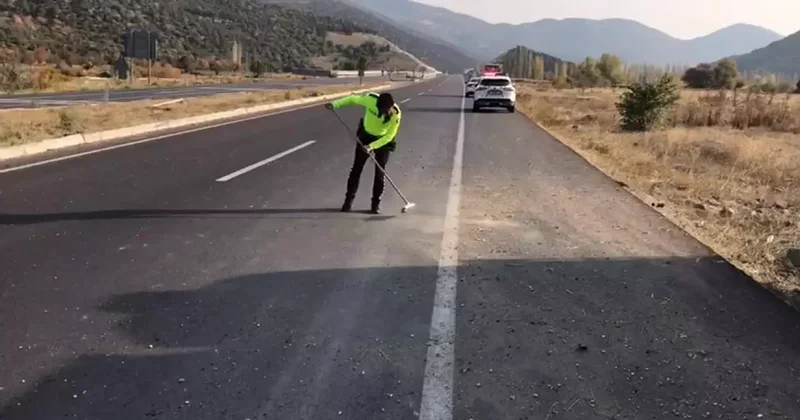 Yılın polisi! Kaza sonrası yolu fırçayla temizledi