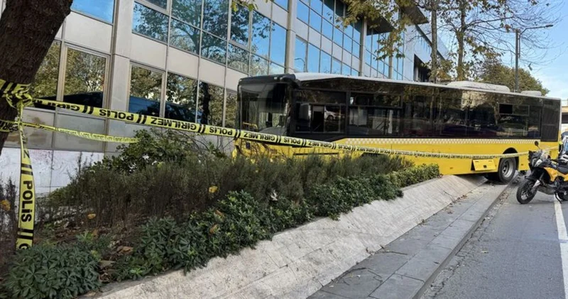 Beşiktaş ta şoförü kalp krizi geçiren İETT otobüsü kaldırıma çıktı Son dakika haberleri