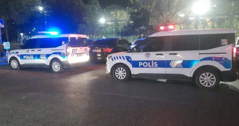 Parkta tartıştığı kişiyi sırtından bıçaklayıp kaçtı